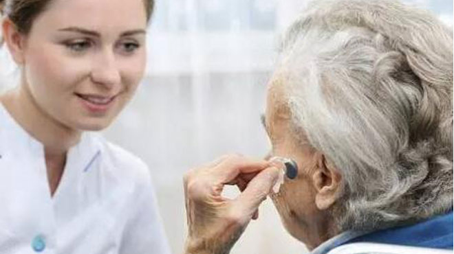 老人戴助听器利弊