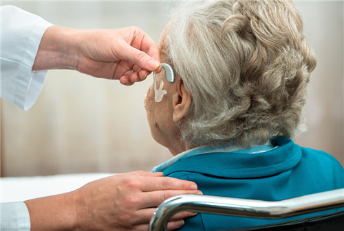 老人戴助听器辅助听力