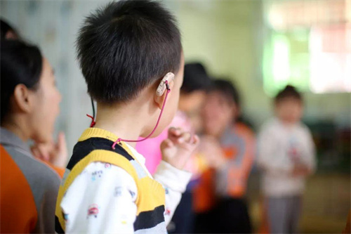 儿童戴助听器.jpg
