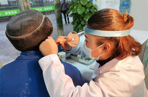 老人听力检查中