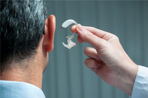佩戴助听器