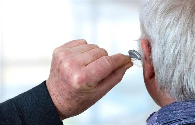 老年性耳聋可佩戴助听器